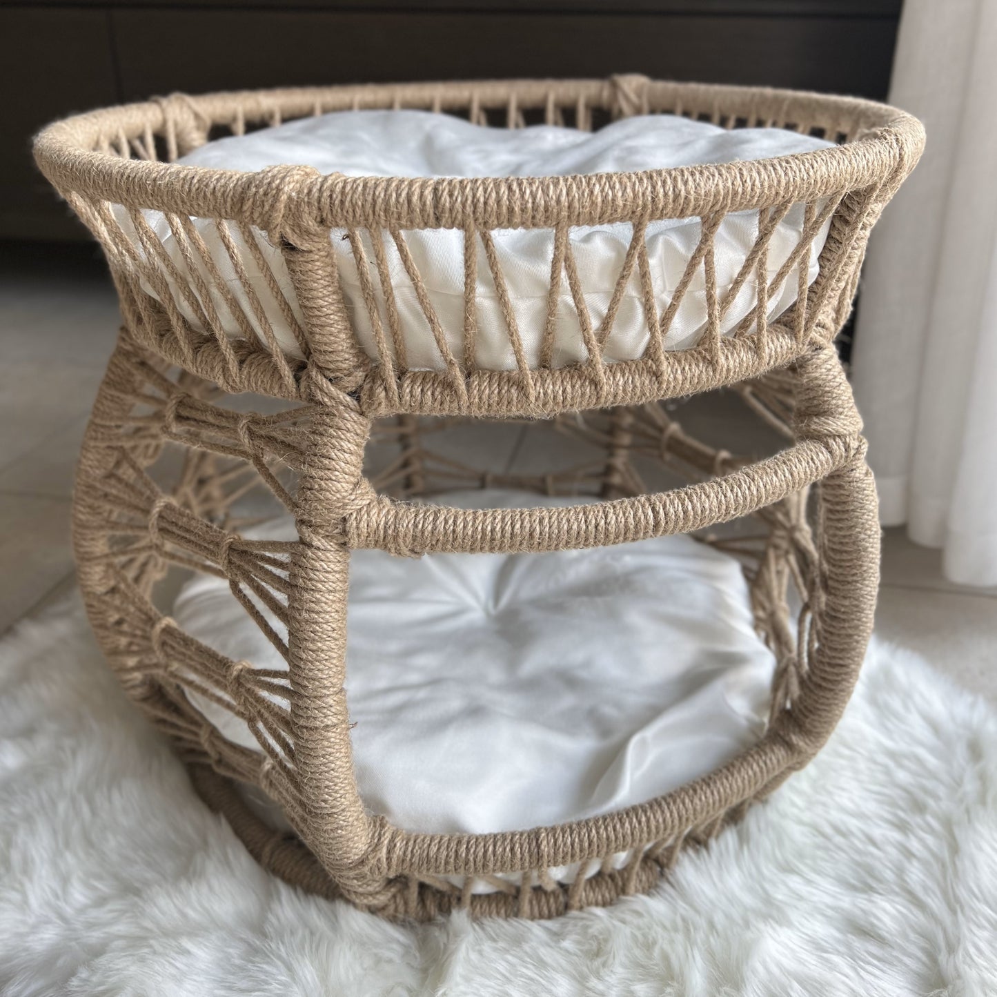 Elegante e confortevole cuccia a due livelli per cani e gatti