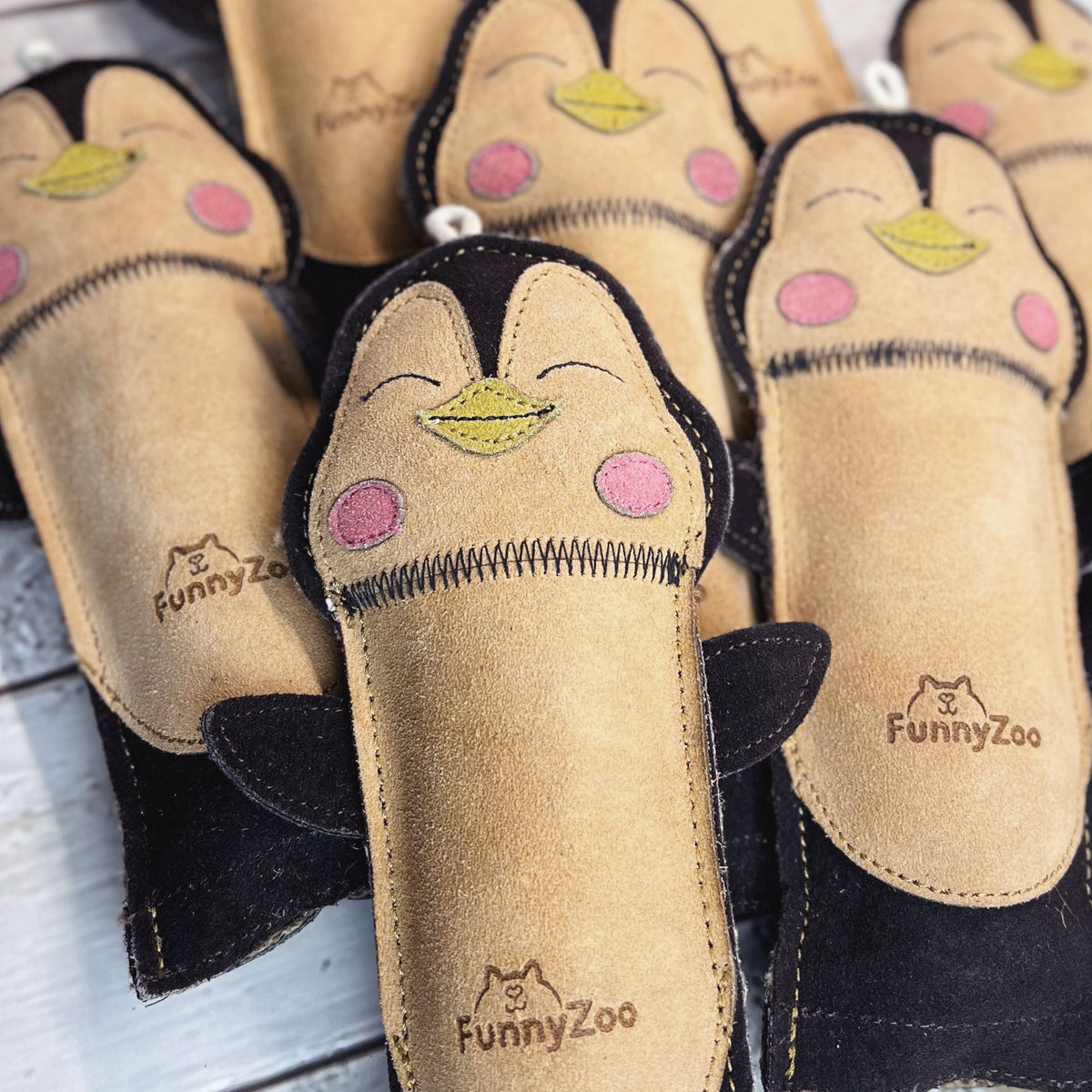 Hundespielzeug mit Flasche im Inneren Pinguin