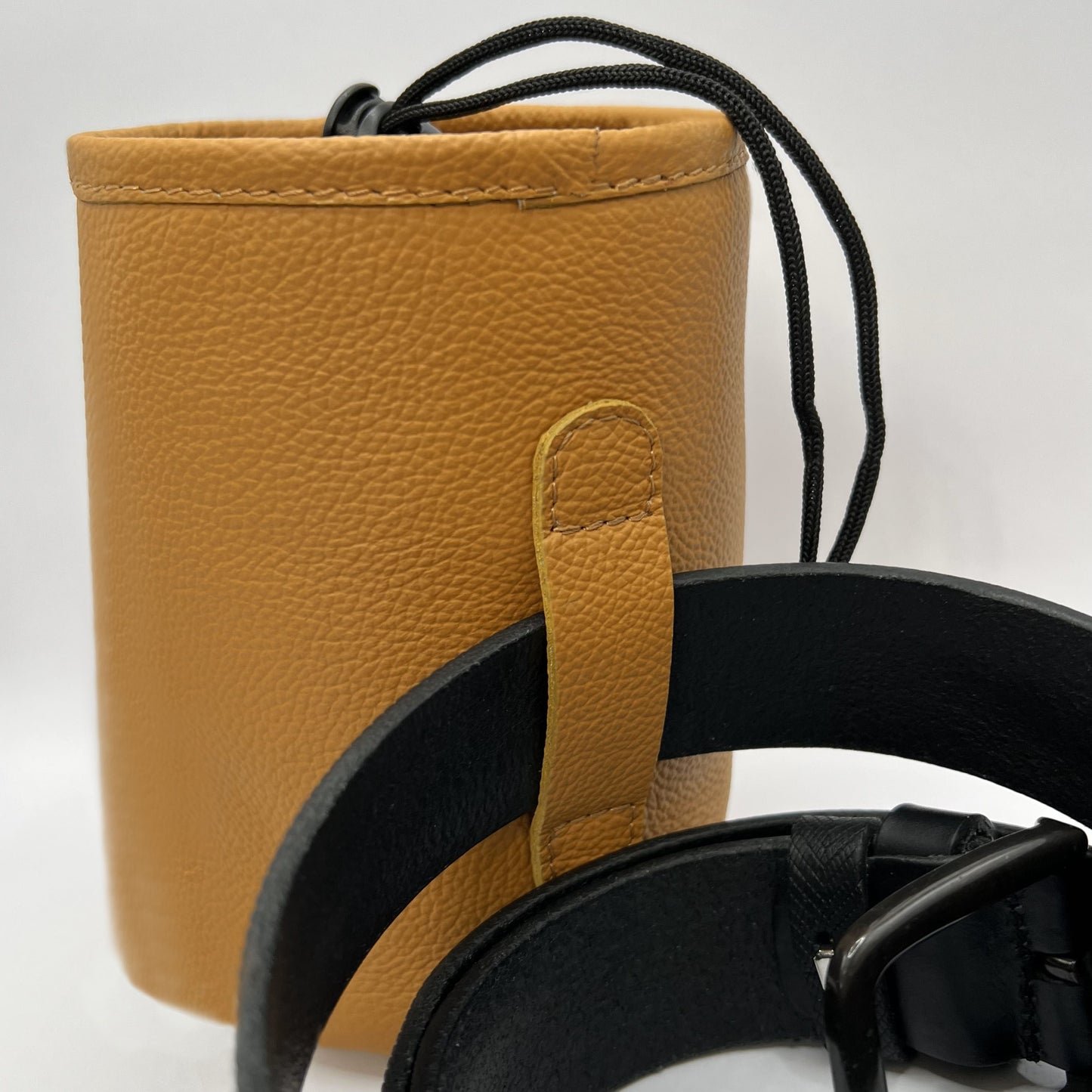 Elegante e pratica borsa portasnack in pelle per cani