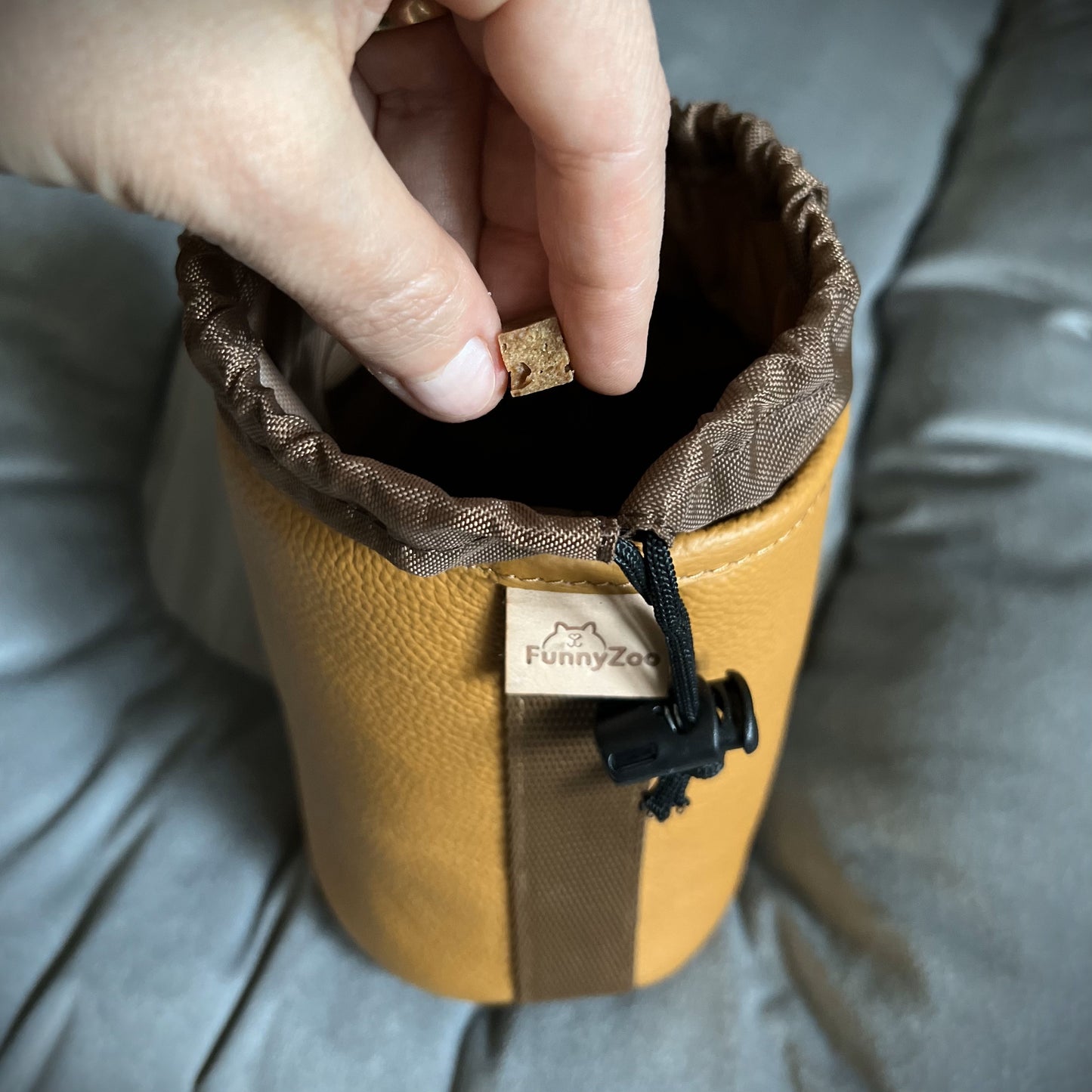 Elegante e pratica borsa portasnack in pelle per cani