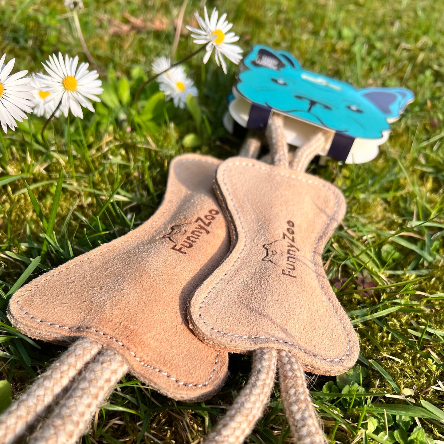 Ossicino piccolo in camoscio con corda in cotone e juta