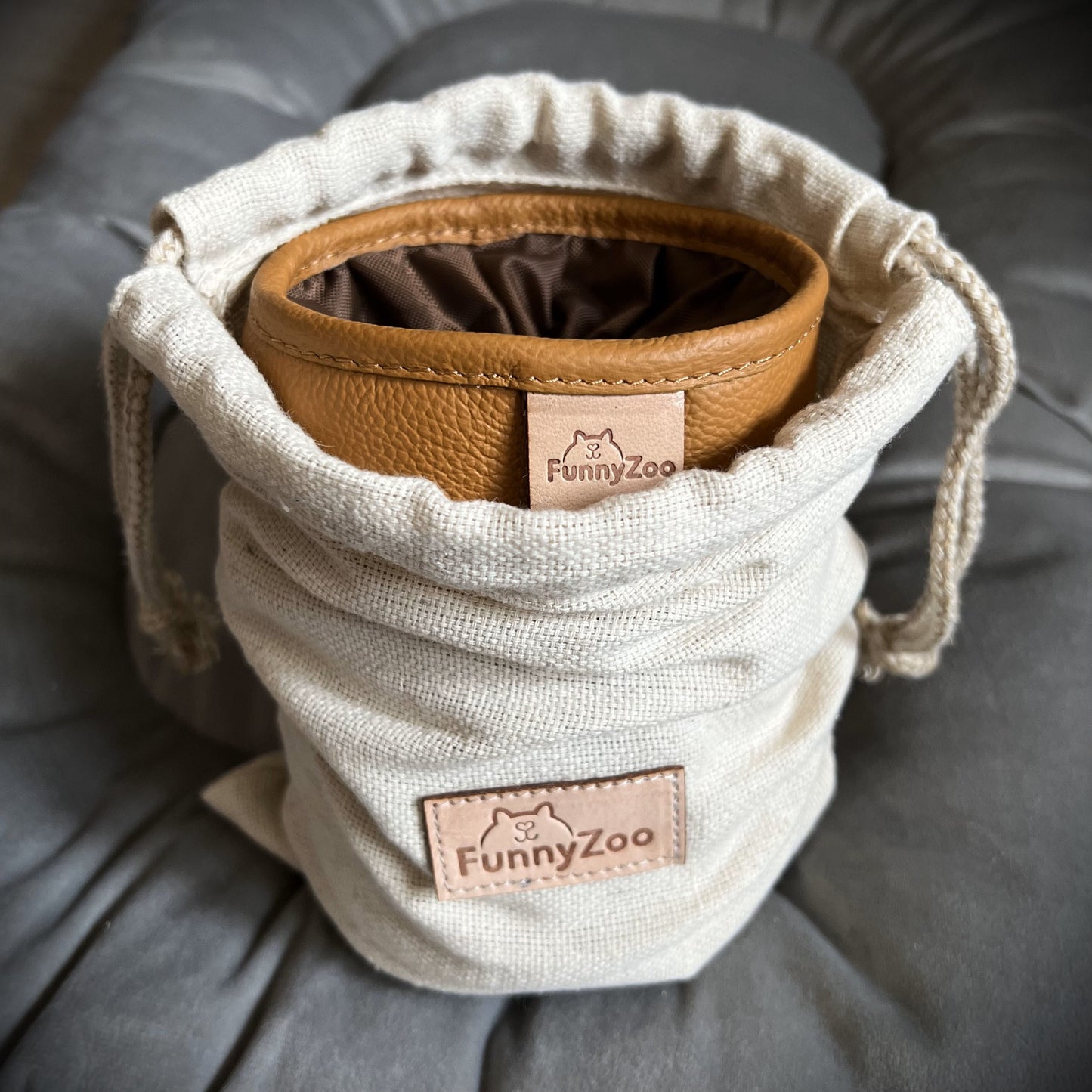 Elegante e pratica borsa portasnack in pelle per cani