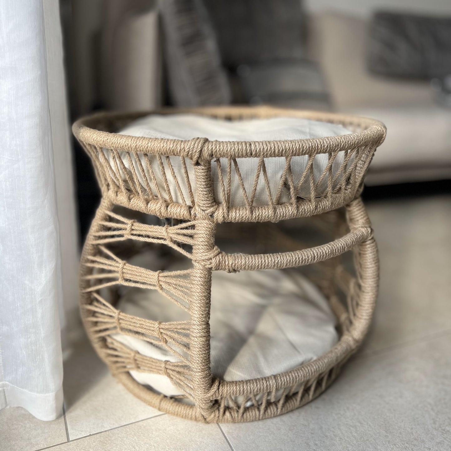 Elegante e confortevole cuccia a due livelli per cani e gatti