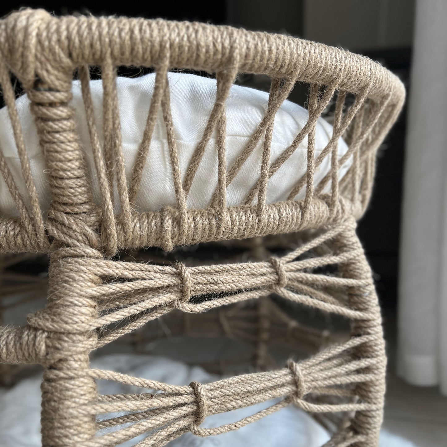 Elegante e confortevole cuccia a due livelli per cani e gatti