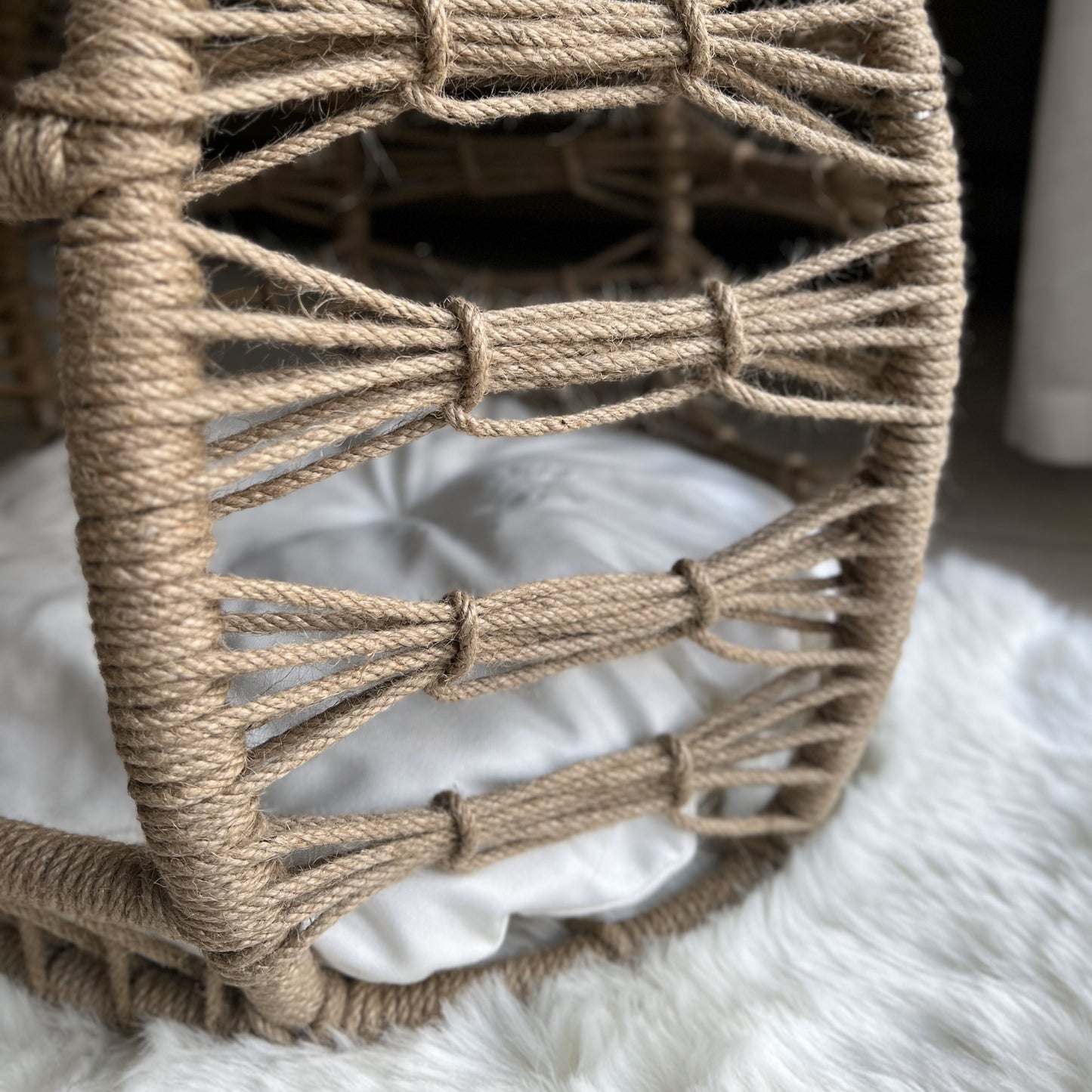 Elegante e confortevole cuccia a due livelli per cani e gatti