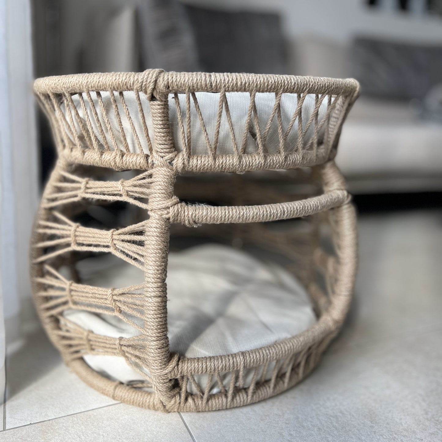 Elegante e confortevole cuccia a due livelli per cani e gatti