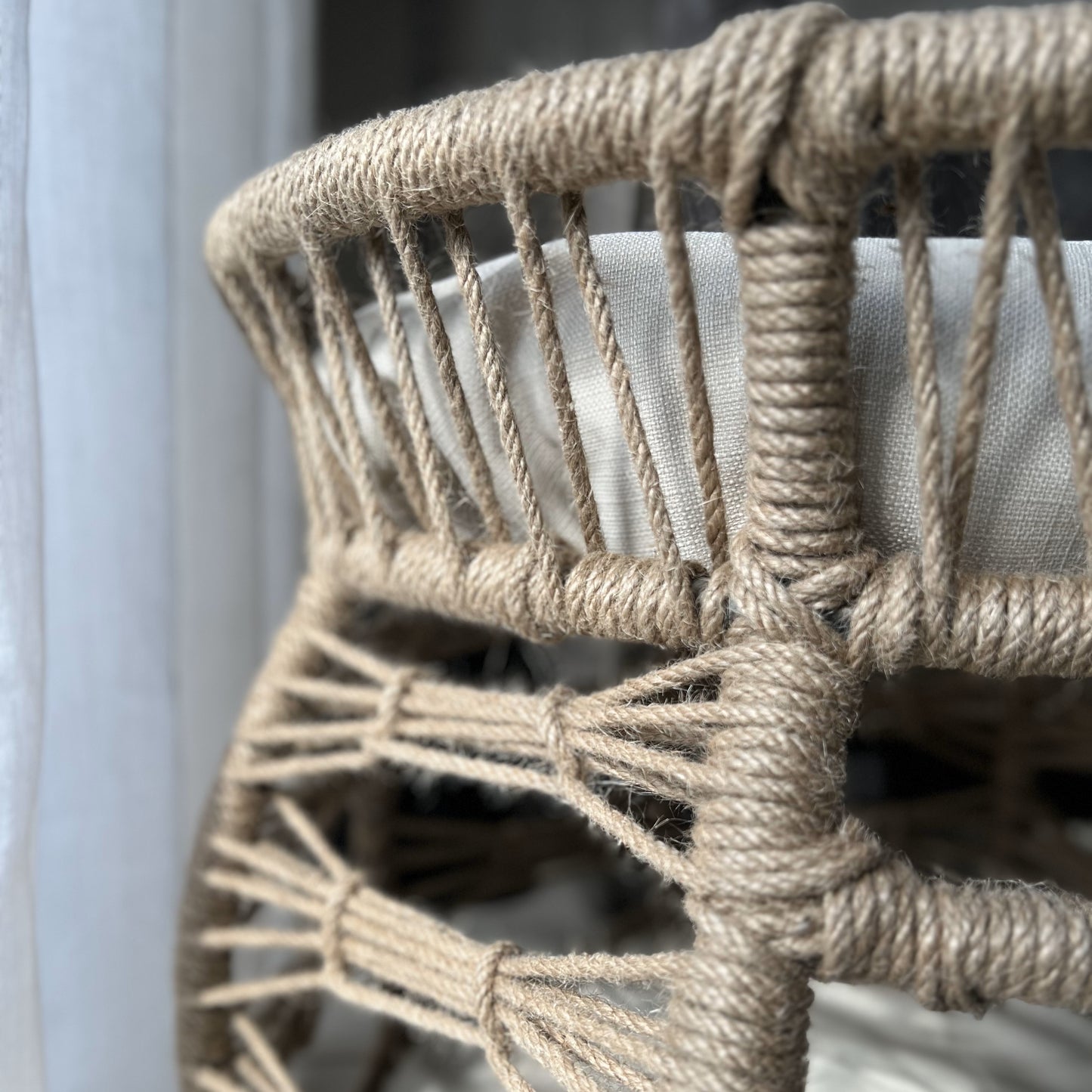 Elegante e confortevole cuccia a due livelli per cani e gatti