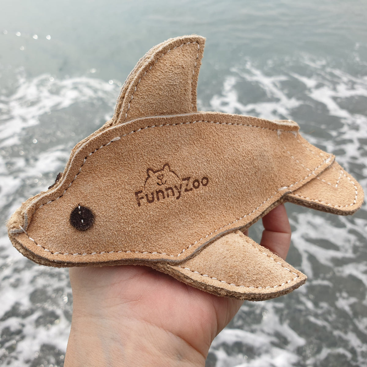 Delfino in camoscio con bottiglietta "crunch me!"