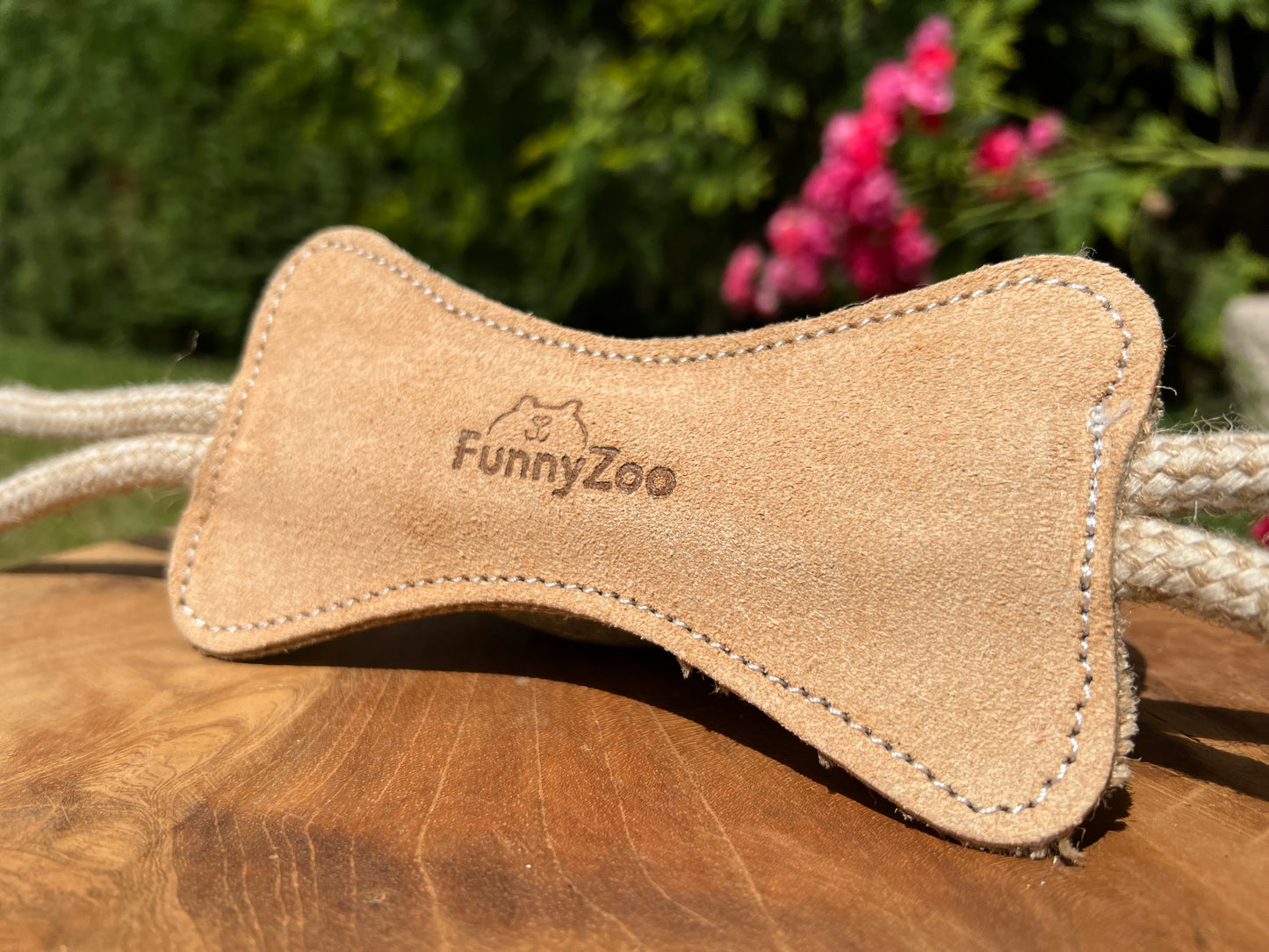 Ossicino piccolo in camoscio con corda in cotone e juta