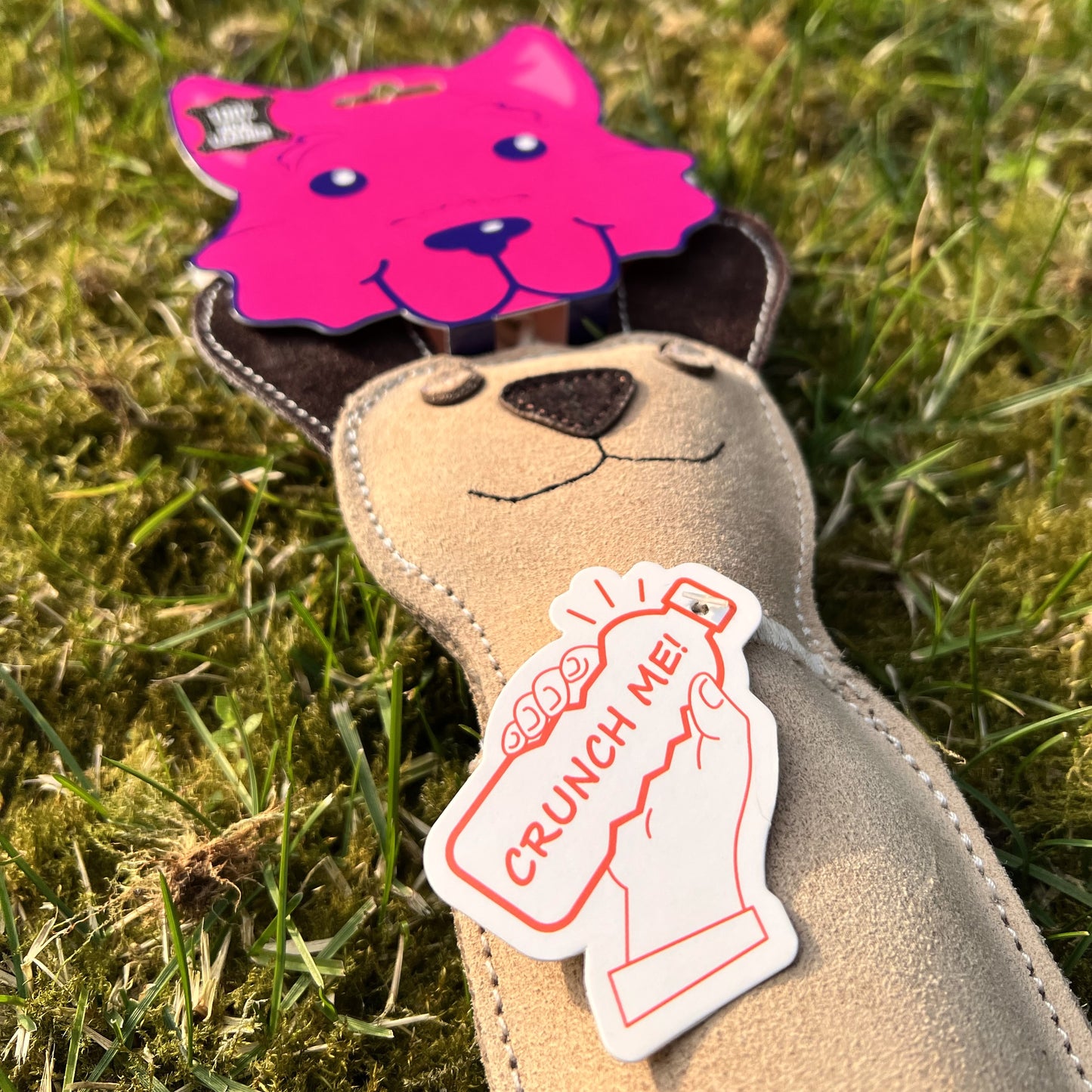 Cane in camoscio con bottiglietta "crunch me!"