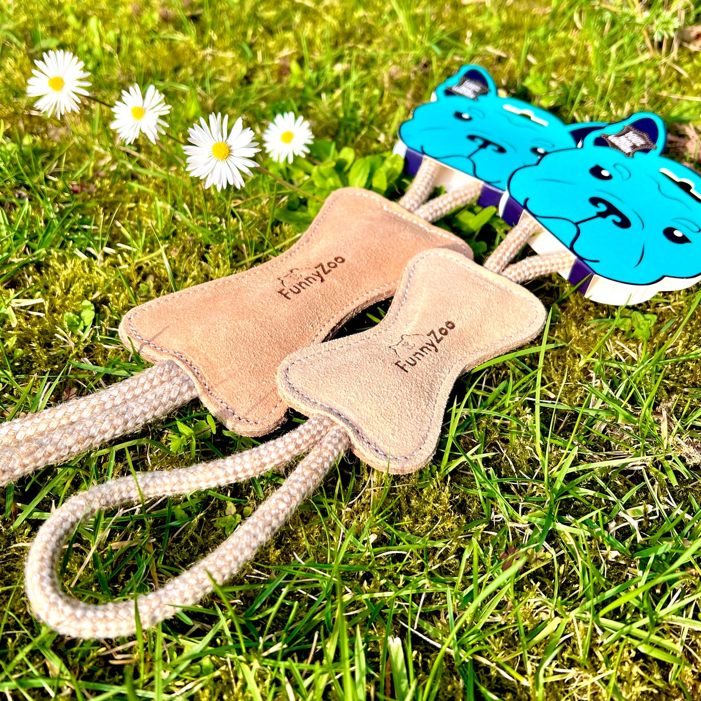 Ossicino medio in camoscio con corda in cotone e juta