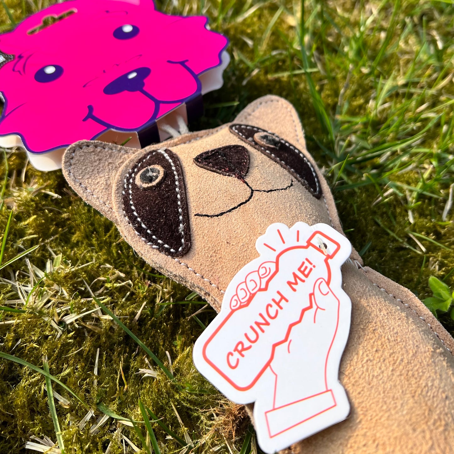 Gatto in camoscio con bottiglietta "crunch me!"