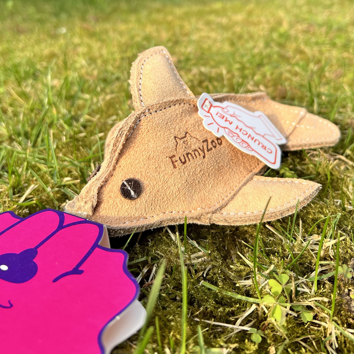 Delfino in camoscio con bottiglietta "crunch me!"