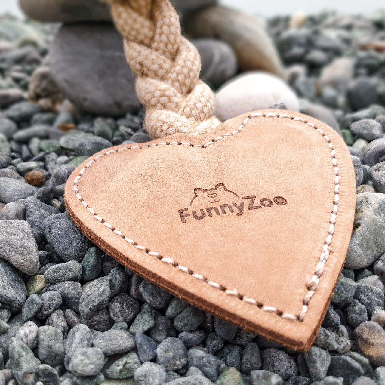 Cuore di due strati di cuoio e con corda di cotone e juta